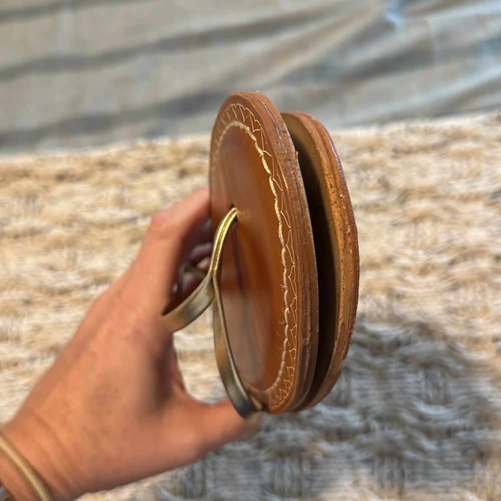 Vineyard Vines Gold Thong Sandals - Picture 7 of 8